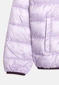 Giubbotto imbottito lilla con texture lucida, design trapuntato e tasca laterale. Presenta polsini elasticizzati con accenti viola scuro.