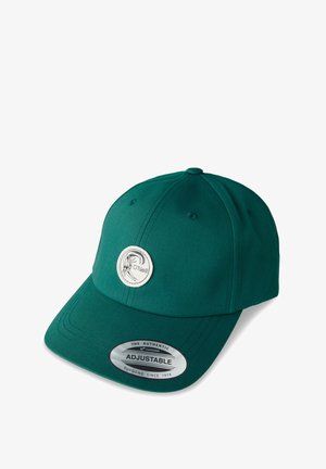 Groene verstelbare pet van stof, met een ronde logo-patch en een kunststof versteltab aan de achterkant, met een gebogen klep.