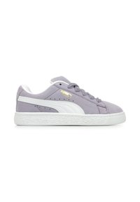 Sneakers viola in suede con accenti in pelle bianca, dotati di una suola bianca texturizzata e un logo dorato di lato. Design con lacci, silhouette low-top.