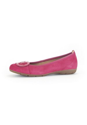 Rosa Wildleder-Ballettschuh mit runder Zehe und auffälligem dekorativem Knopf auf dem Blatt. Flexibler Gummiboden mit leichtem Absatz. Weiche Textur.