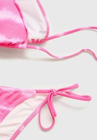 Roza tie-dye bikini z teksturirano tkanino. Zgornji del ima nastavljive naramnice; spodnji del ima design s stranskim vezanjem. Gladka, barvna končna obdelava.