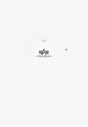 Valge puuvillane T-särk lühikeste varrukatega, millel on must trükitud logo "ALPHA INDUSTRIES" ja stiliseeritud kolmnurkne disain.