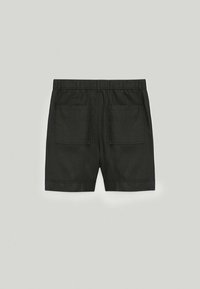 Shorts noirs en tissu léger, dotés d'une ceinture élastique, de deux poches arrière et d'une coupe droite.