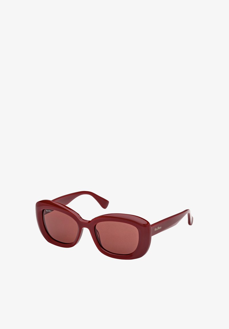 Gafas de sol rojas con una montura rectangular y brillante y lentes tintadas. Presentan patillas anchas con una sutil marca en un lado.