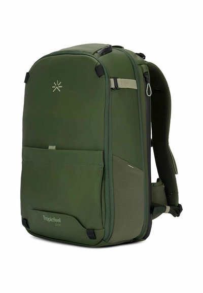 Sac à dos rectangulaire vert avec une texture lisse, comportant une poche avant, des bretelles réglables et un fond renforcé. Logo de la marque affiché.