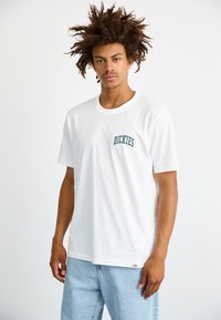 Dickies AITKIN CHEST TEE - Apdrukāts T-krekls - white