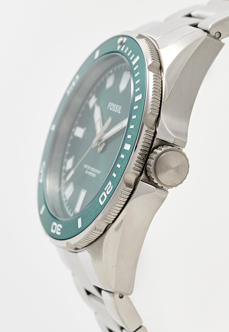 Fossil Analog-Uhr mit rundem grünen Zifferblatt, Edelstahlgehäuse, silberfarbener Armbanduhr und detaillierter Krone zur Einstellung.