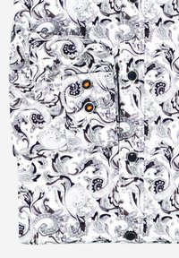 Weißes Hemd mit komplexem dunklen Paisleymuster. Verfügt über eine Tasche mit zwei schwarzen Knöpfen und einem orangefarbenen Akzentknopf. Glatte Stofftextur.