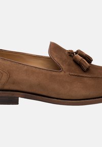Braune Wildleder-Loafers mit flachem Absatz, die vorne mit einer dekorativen Quaste versehen sind und eine Ledersohle haben. Klassisches Slipper-Design.