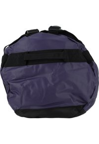 Lila vattentät väska med en texturerad yta, utrustad med svarta remmar och spännen, halvcirkelformad och med en hållbar design för utomhusbruk.