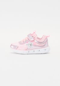 Chaussure de sport rose avec un accent étoile argenté brillant, bande velcro, et semelle blanche texturée présentant un motif ondulé et de petites rivets argentés.