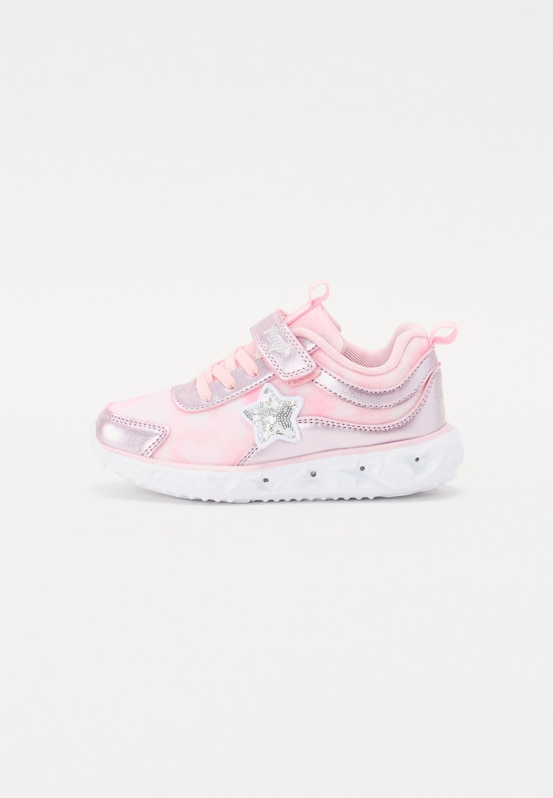 Sapatilha de desporto rosa com um acabamento de estrela prateada brilhante, tira de velcro e sola branca texturizada com um padrão ondulado e pequenas tachas prateadas.