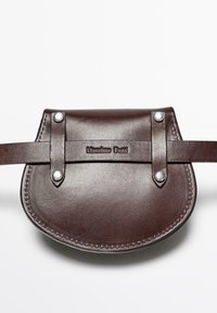Borsa in pelle marrone con forma arrotondata, caratterizzata da un logo centrale, dettagli in metallo argentato e cuciture a contrasto.