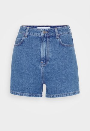 Hoge taille blauwe denim shorts met een knoopsluiting, vijf-pocket ontwerp en een rafelige zoom. Soepele textuur met een klassieke jeanslook.