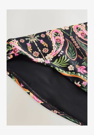 Czarna tkanina z żywym wzorem kwiatowym w różowych, zielonych i żółtych akcentach. Gładka tekstura z satynowym wykończeniem na brzegach.