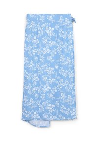 Gonna midi floreale blu con uno sfondo azzurro chiaro e motivi di fiori bianchi, un orlo leggermente asimmetrico e un dettaglio di laccio in vita.