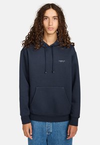 Felpa con cappuccio blu navy realizzata in materiale morbido, con tasca a canguro frontale, lacci e un piccolo logo sul petto.