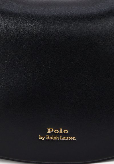 Melna ādas soma ar teksturētu virsmu. Ar zelta zīmolu: "Polo by Ralph Lauren" apakšā. Vienkāršs, noapaļots dizains.