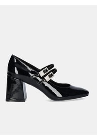 Zapatos de tacón alto de charol negro con puntera puntiaguda, que cuentan con dos correas con hebillas de strass rectangulares y un tacón cuadrado.