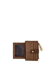 Portafoglio in pelle marrone con texture, chiusura a scatto, scomparto per monete con zip e finestra per ID trasparente, completamente aperto su sfondo bianco.