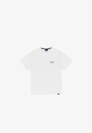 Witte katoenen t-shirt met een multicolore logo op de linkerkant van de borst en een paarse label aan de onderkant, met korte mouwen en een ronde hals.