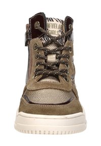 Beige en bruine high-top sneakers van textuur leer en suède, met een patroonvoering, metalen oogjes en vetersluiting.