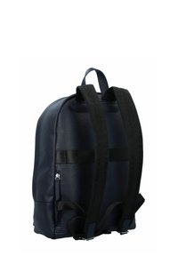 Zaino in pelle navy con texture liscia, dotato di due spallacci neri e una tasca con zip laterale per ulteriore spazio di archiviazione.
