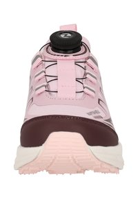 Roze en bordeaux sportieve schoen met dikke zool, zwart vetersysteem en reflecterende details op een witte achtergrond.