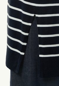 Navyblauer Pullover mit weißen horizontalen Streifen, strukturiertem Rippdesign, seitlichen Schlitzdetails und einer lockeren Passform. Geeignet für die Freizeit.