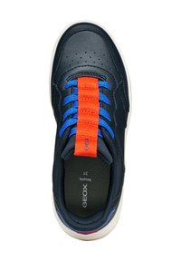 Basket de couleur bleu marine avec des détails en lacets orange et bleu, dotée d'une semelle blanche et d'un intérieur texturé, étiquetée "Geox Respira 31."