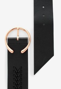Cintura in pelle nera con una fibbia rotonda color oro rosa, caratterizzata da una texture intrecciata e una punta affusolata. Visibili tre fori per la fibbia lungo la cinghia.