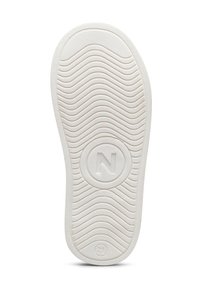 Biała gumowa podeszwa buta z falistymi wzorami i okrągłym logo „N” na środku, o gładkiej fakturze i zaokrąglonych krawędziach.