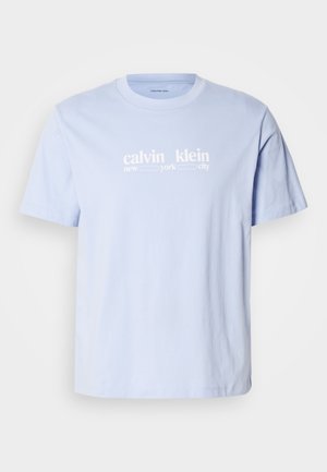 Lichtblauw katoenen T-shirt met een ronde hals, met witte tekst 'calvin klein new york city' gedrukt over de borst. Korte mouwen.