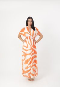 Maxi-Kleid in Orange und Weiß mit abstrakten Mustern. Mit V-Ausschnitt, kurzen Ärmeln und gerafftem Bund. Leichtes Material.