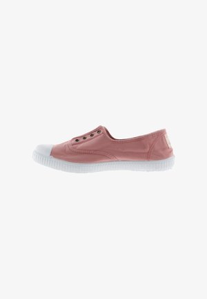 Scarpa slip-on in tela rosa con punta e suola in gomma bianca. Presenta cinque occhielli in metallo per la ventilazione e una suola bianca testurizzata.