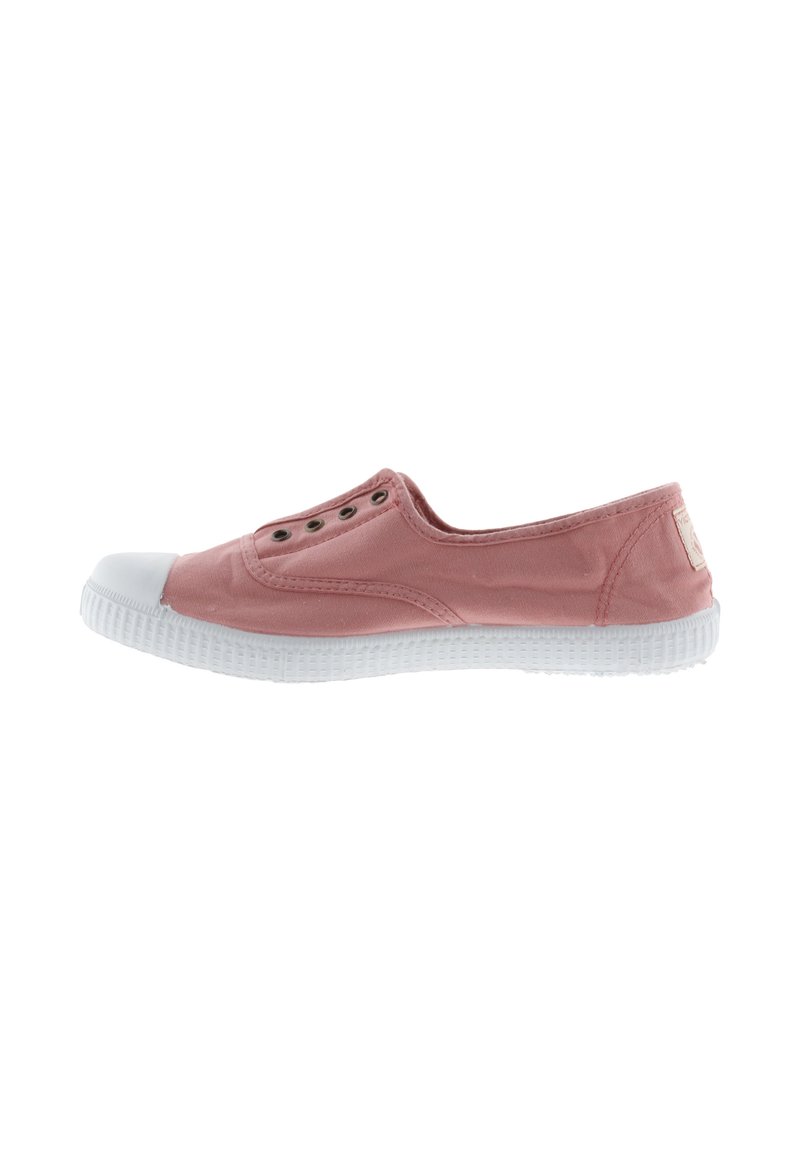 Scarpa slip-on in tela rosa con punta e suola in gomma bianca. Presenta cinque occhielli in metallo per la ventilazione e una suola bianca testurizzata.