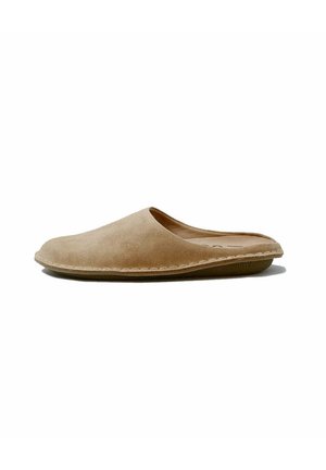 Mule in camoscio beige slip-on con punta chiusa e arrotondata e suola piatta, mostrato in profilo laterale su sfondo bianco.