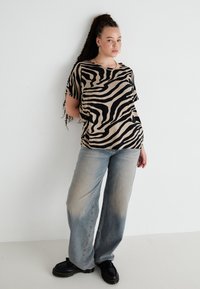 ONLY Carmakoma CARZALIKA LIFE ANITA ONECK - Marškinėliai su spaudiniu - black