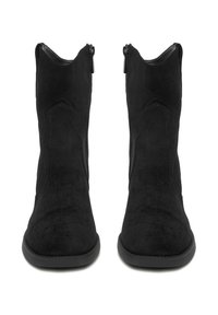 Černé semišové kotníkové boty s hladkou texturou, špičatou špičkou a bočními zipy. Mají jemně prošívaný design podél zipu.