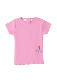 Różowa prążkowana koszulka z krótkimi rękawami, z trzema haftowanymi sercami w kolorach pomarańczowym, różowym i turkusowym blisko dołu. Falowany dół.