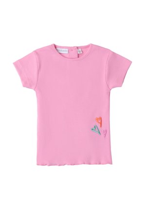 Camiseta de rayas rosa con mangas cortas, que presenta tres corazones bordados en naranja, rosa y azul verdoso cerca do do final. Con borde inferior festoneado.