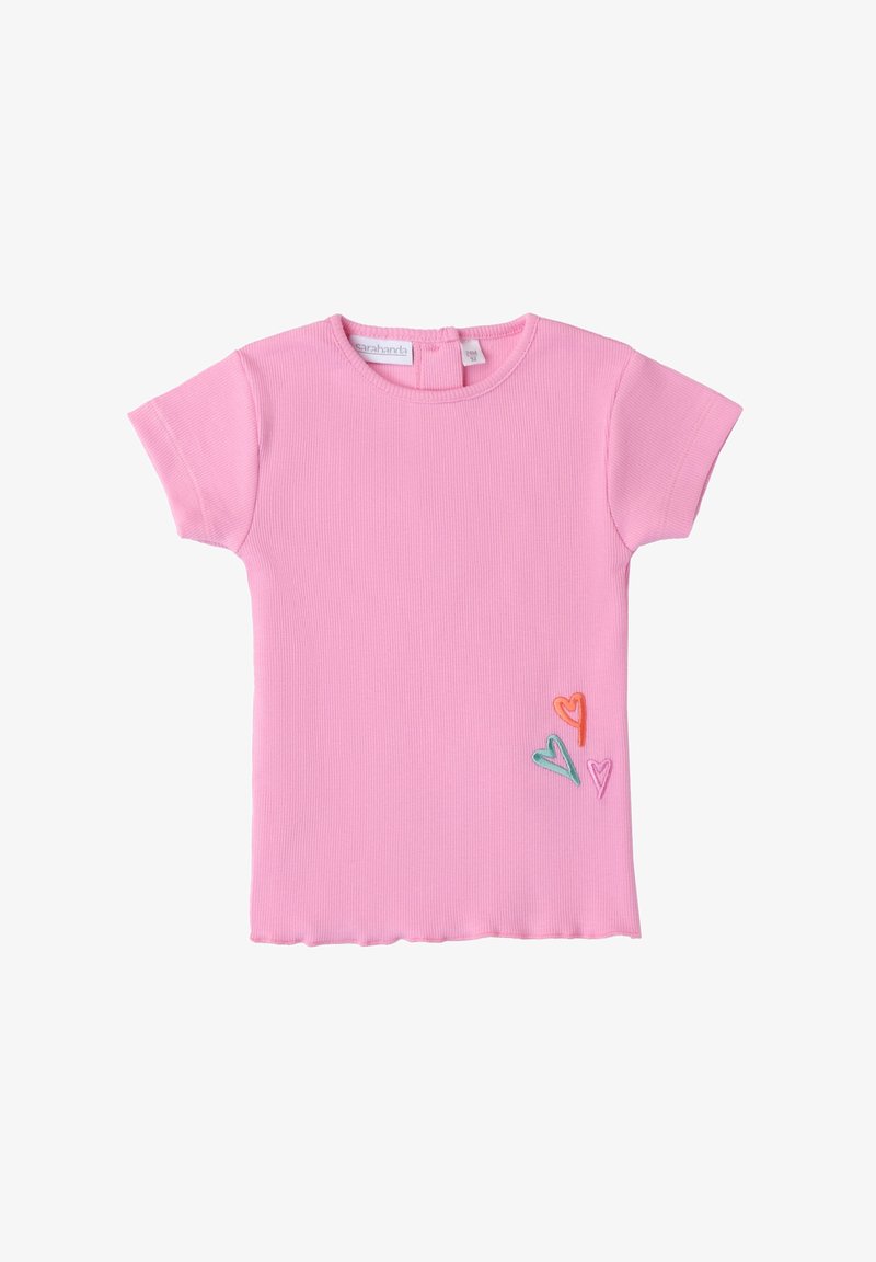 Różowa prążkowana koszulka z krótkimi rękawami, z trzema haftowanymi sercami w kolorach pomarańczowym, różowym i turkusowym blisko dołu. Falowany dół.