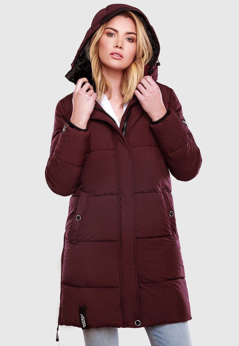 Bordeaux pufferjakke med hætte, der har lynlås foran, sidelommer og en quiltet design. Stoffet ser glat og polstret ud.