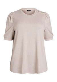 Beige top s krátkým rukávem a kulatým výstřihem, s nařasenými rameny. Obsahuje dekorativní knoflíky na levém rameni. Měkká, strukturovaná tkanina.