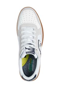 Zapatilla blanca de cuero y gamuza, con perforaciones, cordones blancos, plantilla acolchada con acento verde y suela de goma marrón.