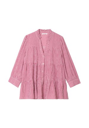 Blusa a rayas rojas y blancas con cuello, pliegues verticales, botones delanteros y mangas tres cuartos. Tejido suave con un ajuste relajado.