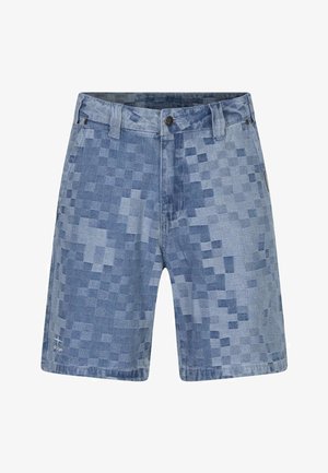 Pantalones cortos vaqueros azules con patrón de cuadros pixelado, cierre de botón, trabillas para cinturón y bolsillos delanteros, mostrados sobre un fondo blanco.