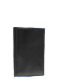 Zwarte leren portemonnee met een gladde textuur, blauwe stiksels langs de randen en een geperst logo detail aan de voorkant.