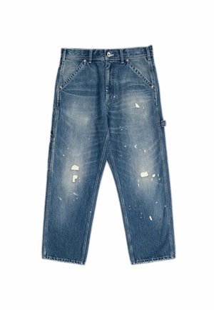 Jeans in denim con un colore blu sbiadito, caratterizzati da una vestibilità rilassata, toppe strappate e dettagli di schizzi di vernice bianca. Design classico a cinque tasche.