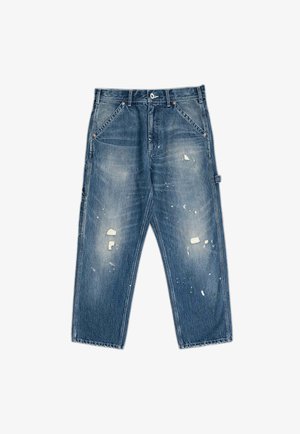 Jeans in denim con un colore blu sbiadito, caratterizzati da una vestibilità rilassata, toppe strappate e dettagli di schizzi di vernice bianca. Design classico a cinque tasche.